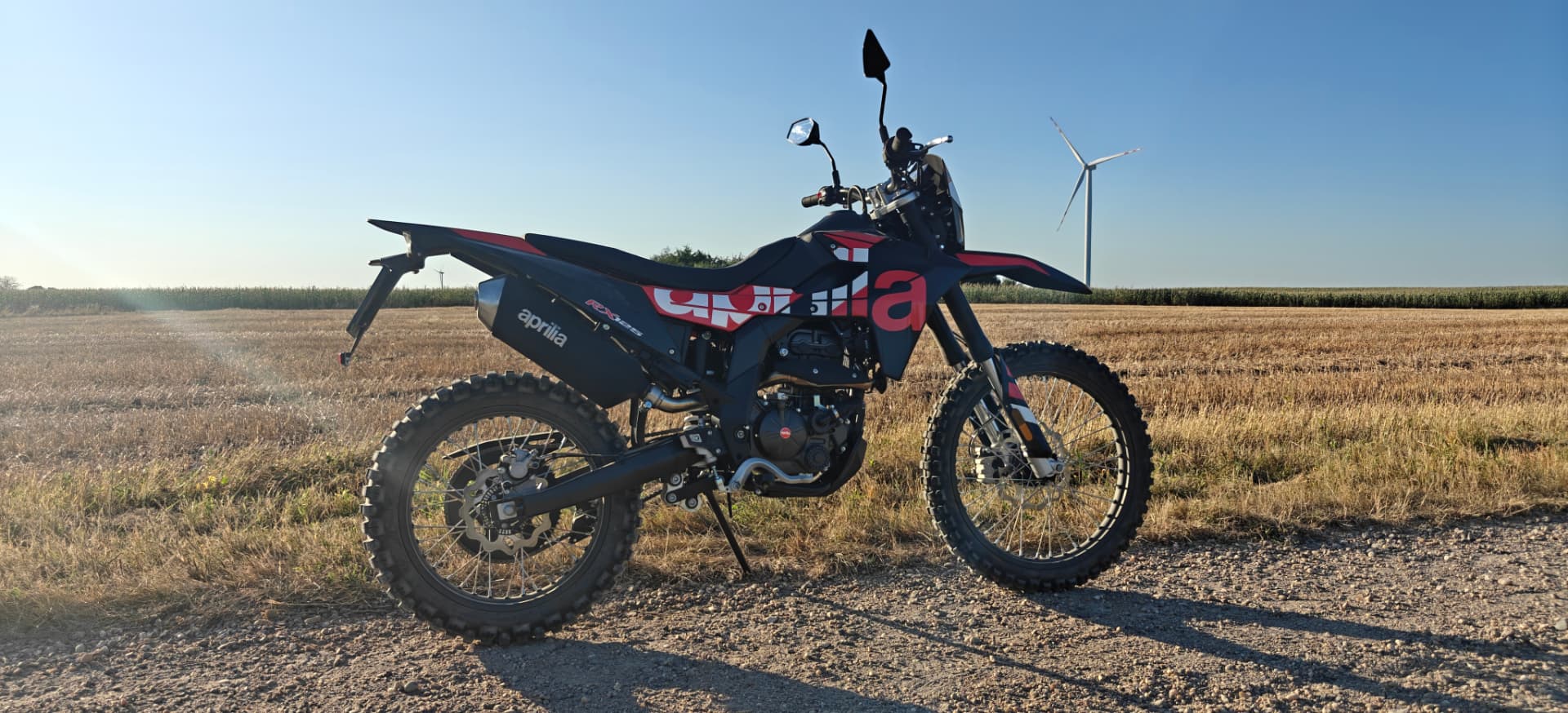 jazda motocyklem enduro po polnej drodze