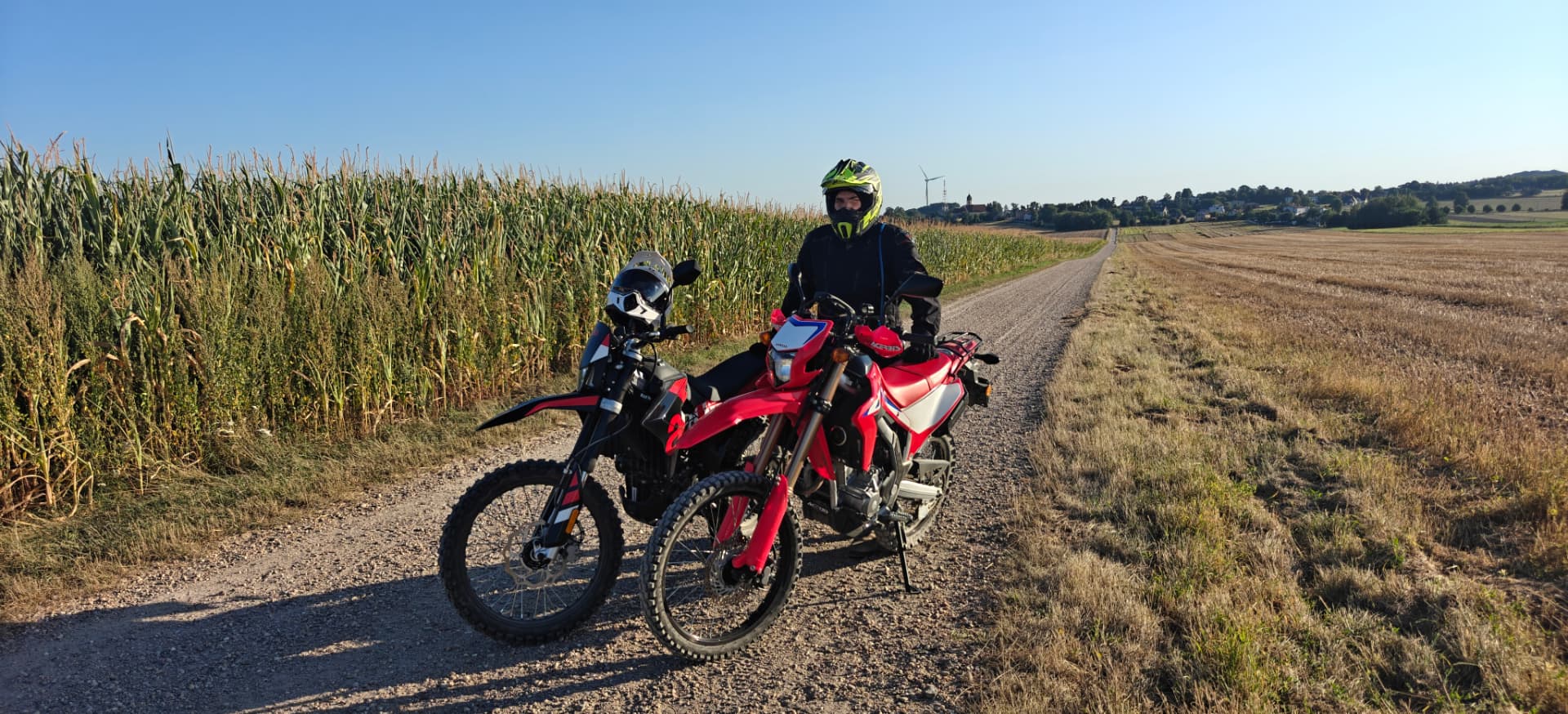 Instruktor z motocyklami enduro na polnej drodze